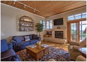 a living room with blue couches and a tv at Casa Coventry in Cambria