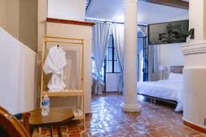 a bedroom with a bed and a mirror and a table at Te Amo Hotel Boutique in San Miguel de Allende