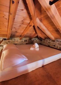 Кровать или кровати в номере Kondias' Serenity Stone House