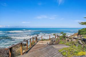 eine Holzterrasse mit einer Bank und dem Meer in der Unterkunft Sunset Sanctuary Oceanfront Luxury Monthly Newly remodeled in Cambria + 25 Fotos