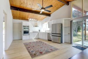 Gallery image of 4 Mi to Folsom Lake Modern Home with Patio! in Granite Bay +17 photos