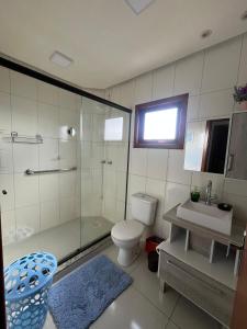 カネラにあるConfortável apartamento no centro de Canelaのシャワー、トイレ、洗面台を備えたバスルーム