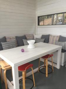 a white table with two chairs and a couch at Nauvo Valmu in Valmoholm