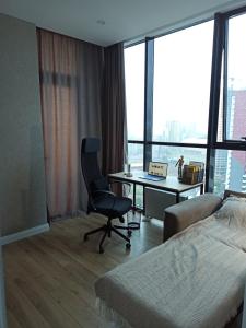 巴统Cozy Bali Style Relax & Coffee & Yoga & Work room的一间卧室配有书桌、椅子和床