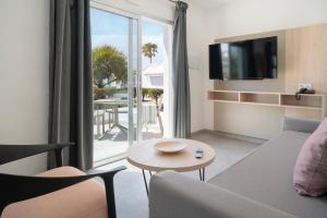 salon z kanapą i stołem w obiekcie Apartamentos Santa Rosa w Costa Teguise