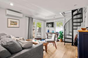 普罗温斯敦Charming Getaway 1 Block from Beach的带沙发和桌子的客厅