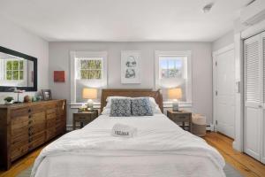 Charming Getaway 1 Block from Beach客房内的一张或多张床位