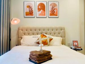 Ένα ή περισσότερα κρεβάτια σε δωμάτιο στο SUNNY HIDEOUT APARTMENT - Soft Queen Bed & Zen Garden, SA5 Vinhomes Smart, Ha Noi - Mochie Homestay +32 φωτογραφίες