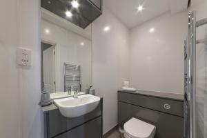 Koupelna v ubytování K Suites - Waveney Chambers 1 + 62 fotografií