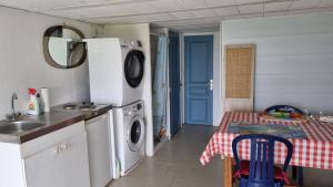 Kuchyň nebo kuchyňský kout v ubytování Cabane au bord de la mer