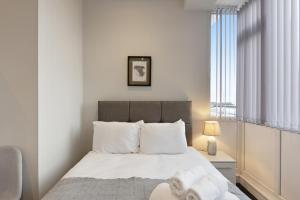 Postel nebo postele na pokoji v ubytování K Suites - Waveney Chambers 1