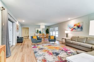 タンパにあるDavis Island Home with Lanai 3 Mi to Downtown Tampaのソファと椅子のあるリビングルーム