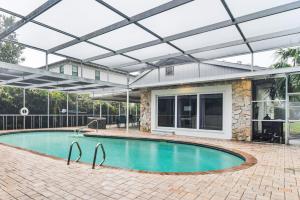 タンパにあるDavis Island Home with Lanai 3 Mi to Downtown Tampaの家の隣のパーゴラ付きスイミングプール