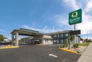 Una vista de un hotel con un cartel de "qualificasyasy" en Quality Inn & Suites Kennewick Tri-Cities, en Kennewick