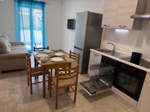 een keuken met een tafel en een keuken met een fornuis bij FAMILY HOUSE Letojanni Taormina in Letojanni +19 foto's