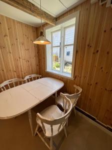 a dining room with a table and chairs at Historisk hus i gamle Stavanger in Stavanger