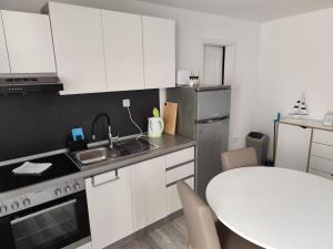 Kuchyň nebo kuchyňský kout v ubytování Apartments Borić