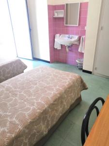 Posteľ alebo postele v izbe v ubytovaní Hostal Torre Mar