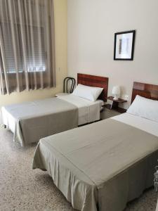 Posteľ alebo postele v izbe v ubytovaní Hostal Torre Mar