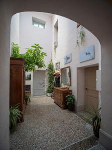 un corridoio con piante in vaso e un muro bianco di chez Nathalie et Etienne a Saillans