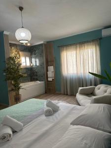 1 dormitorio con 2 camas y bañera en Gjonis house, en Sarandë