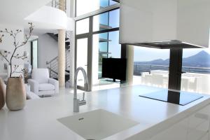 Televízia a/alebo spoločenská miestnosť v ubytovaní Altea Hills Luxury Villas