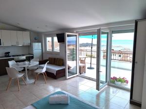Balkón alebo terasa v ubytovaní Apartmani Dana