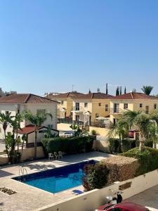 Πισίνα στο ή κοντά στο 2 Bedroom Penthouse Apartment in Oroklini with Communal Pool