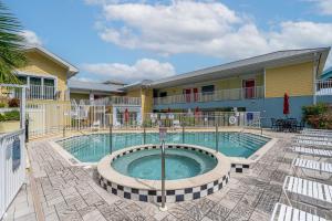 una piscina di fronte a un edificio di Harbour House at the Inn #308 a Fort Myers Beach