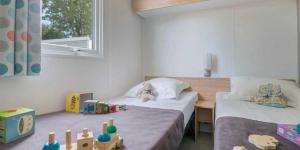 Postel nebo postele na pokoji v ubytování Camping 5 étoiles - Parc aquatique - eeibdg