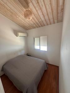 Ένα ή περισσότερα κρεβάτια σε δωμάτιο στο Maison au calme proche de la plage +1 φωτογραφίες