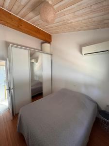 Ένα ή περισσότερα κρεβάτια σε δωμάτιο στο Maison au calme proche de la plage