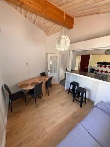 Η κουζίνα ή μικρή κουζίνα στο Maison au calme proche de la plage