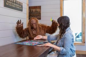 Gestir sem dvelja á Sasquatch Splash Premier Private Pool Cabin with Hot Tub, Mtn Views, Arcade Games, Excellent Location