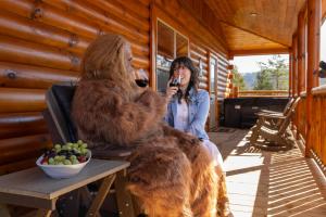Gestir sem dvelja á Sasquatch Splash Premier Private Pool Cabin with Hot Tub, Mtn Views, Arcade Games, Excellent Location