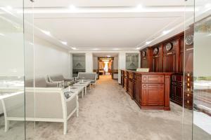 ein Wartezimmer mit Sofas und Tischen in einem Gebäude in der Unterkunft Charos Family Resort in Yusufkhona