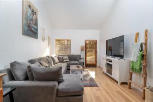 Una sala de estar con un sofá y un televisor. en Worcester Lodge, en Cambria
