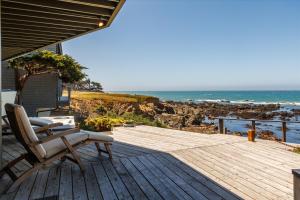 eine Terrasse mit einem Stuhl und Meerblick in der Unterkunft Sunset Sanctuary Oceanfront Luxury Monthly Newly remodeled in Cambria