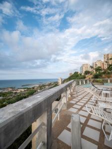 a balcony with a view of the ocean and buildings at Apto de LUJO 5 min del aeropuerto DosLocosDeViaje in Maiquetía