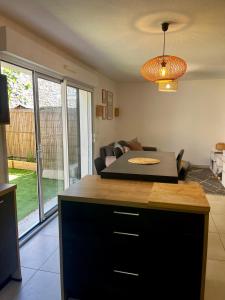 Kuchyňa alebo kuchynka v ubytovaní Duplex piscine 3 chambres et Clim proche plages