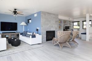 een woonkamer met blauwe muren en een open haard bij Oceanfront Stella Maris in Cambria