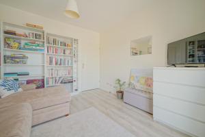 Knihovna v apartmánu