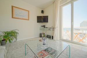 TV a/nebo společenská místnost v ubytování Le 123 Armoric - Balcon vue mer - 50m de la plage - Confort et moderne - 70m2