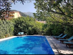 Bazén v ubytování Luxury Hotel Dubrava Budva nebo v jeho okolí