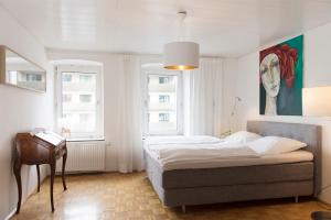 1 dormitorio con 1 cama y una pintura en la pared en Zu Hause in Tirol en Kirchbichl