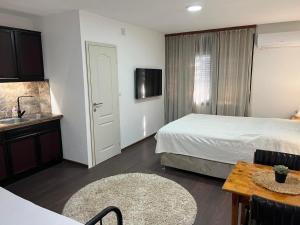 Кровать или кровати в номере Garden Lux Grujić Apartmani +45 фотографий