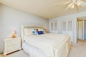 Ένα ή περισσότερα κρεβάτια σε δωμάτιο στο Right on the Shores, Apt 306 Condo in Flagler Beach with pool & tennis access +29 φωτογραφίες