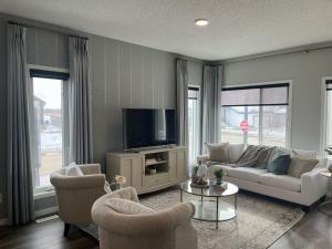 TV a/nebo společenská místnost v ubytování Le Reve Show Home 3BD, AC, sleep 9 , Beaumont