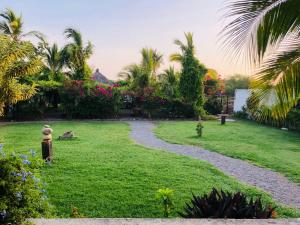 Un jardín fuera de Lazy Búngalow