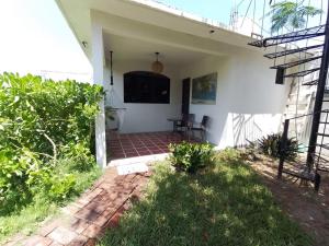 Un jardín fuera de Lazy Búngalow